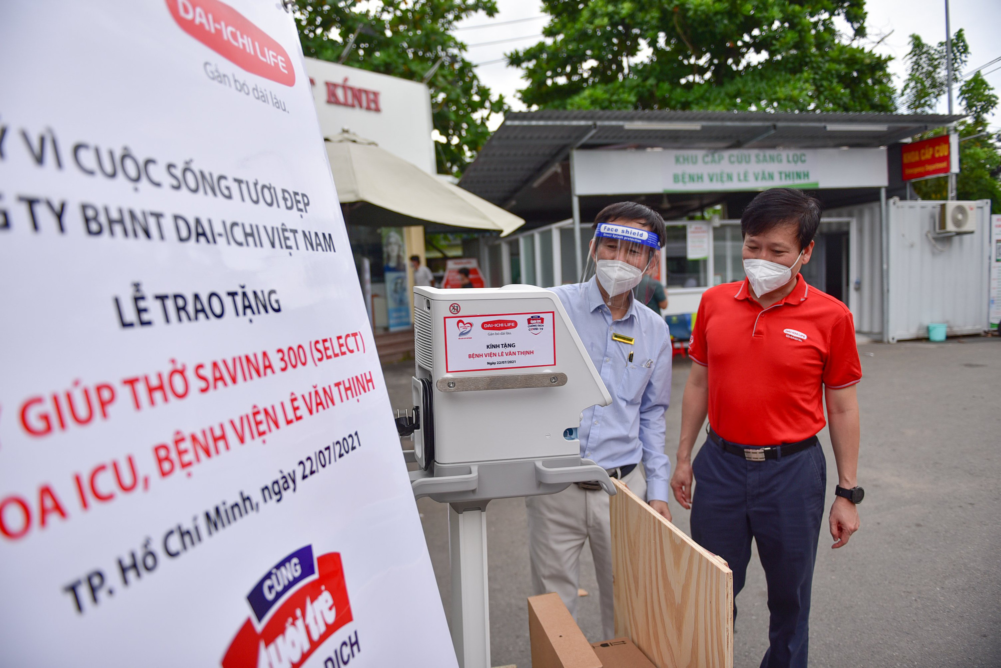 Dai-ichi Life Việt Nam trao tặng máy giúp thở đa năng Savina 300 (Select) cho Bệnh viện Lê Văn Thịnh